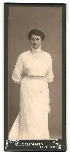 Fotografie Otto Buschmann, Itzehoe, Dame in weissem Spitzenkleid