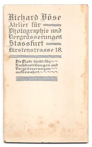 Fotografie Richard Böse, Stassfurt, Fürstenstrasse 18, Süsses Kleinkind im weissen Kleidchen