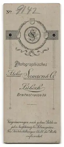 Fotografie Samson & Co., Lübeck, Breitestrasse 39, Dame im schwarzen Gewand