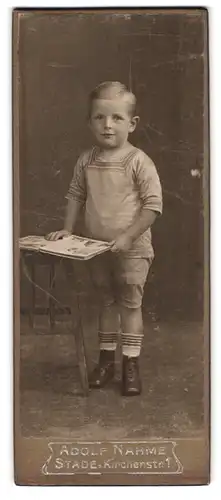 Fotografie Adolf Nahme, Stade, Kirchenstrasse 1, Knabe mit Bilderbuch