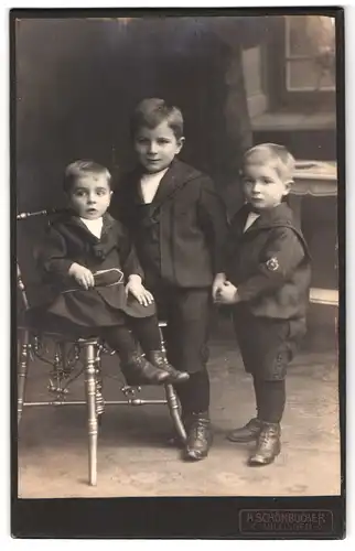 Fotografie H. Schönbucher, Villingen, Drei elegant gekleidete Jungen