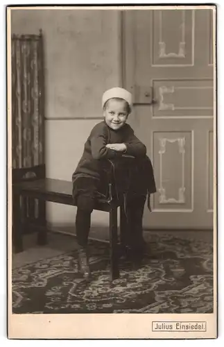 Fotografie Julius Einsiedel, München, Wienerplatz 2, Kleiner Junge in Schuluniform mit Rucksack