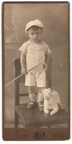 Fotografie Barna Samu, Hatvan, Fritz Konrad Lajos in sommerlicher Kleidung um 1910