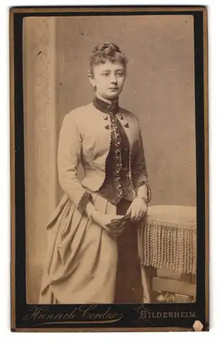 Fotografie Heinrich Cordes, Hildesheim, Neue Osterstrasse 19, Junge hübsche Frau in elegantem Kleid