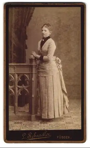 Fotografie L. Schradler, Füssen, Junge elegante Frau in schönem Kleid