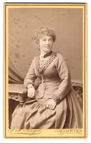 Fotografie F. X. Siegel, Kempten, Kotterner Strasse, Junge elegante Frau sitzt am Tisch