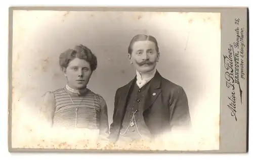Fotografie F. B. Feitner, Hannover, Georgenstrasse 25, Junges elegant gekleidetes Paar