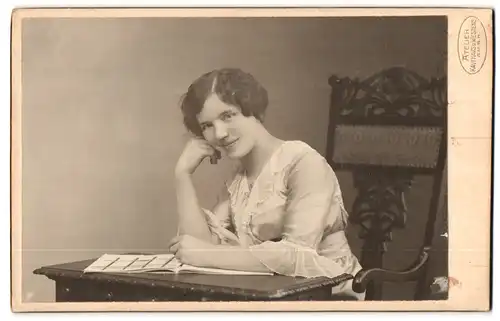 Fotografie Atelier Kaufhaus des Westens, Berlin, Junge elegante Frau sitzt am Schreibtisch