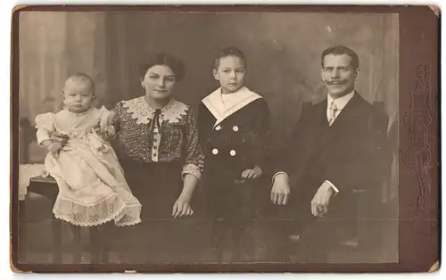Fotografie Adolf Haynn, Berlin, Frankfurter Allee 92, Mann und Gattin mit ihren zwei Kindern