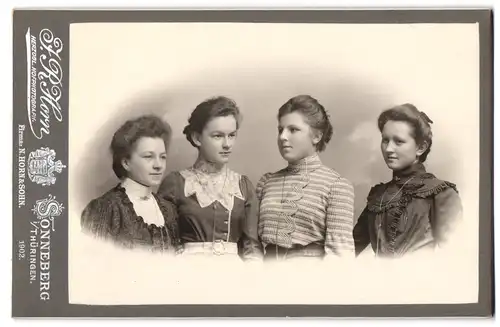 Fotografie J. R. Horn, Sonneberg / Thüringen, Vier junge Frauen in eleganten Kleidern
