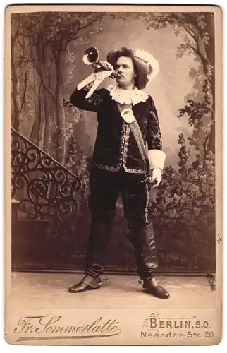 Fotografie Fr. Sommerlatte, Berlin, Neander-Str. 20, Portrait Schauspieler als Trömpeter von Säckingen blässt Trompete