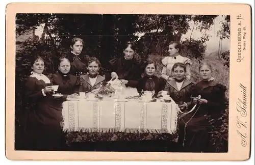 Fotografie A. V. Schmidt, Quedlinburg a. H., Portrait junge Frauen in Biedermeierkleidern beim Kaffeekranz