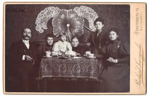 Fotografie Richard Sewzynski, Fürstenberg a. O., Grosseltern mit Töchtern und Enkelkind beim Kaffeekranz