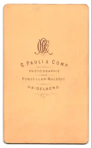 Fotografie G. Pauli & Co., Heidelberg, Herr im Anzug mit Hut trinkt Schwarzbier im Atelier