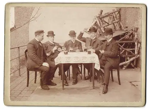 Fotografie unbekannter Fotograf und Ort, fünf Herr in Anzügen mit Melone spielen eine Runde Skat