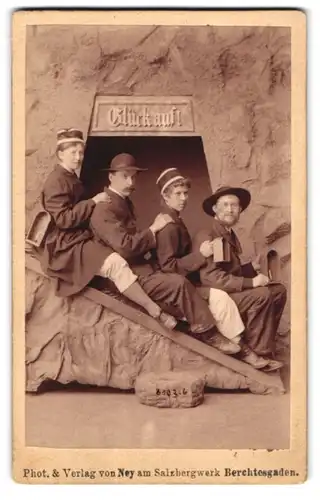 Fotografie Ney, Berchtesgaden, Portrait Besucher als Bergleute in einer Studiokulisse