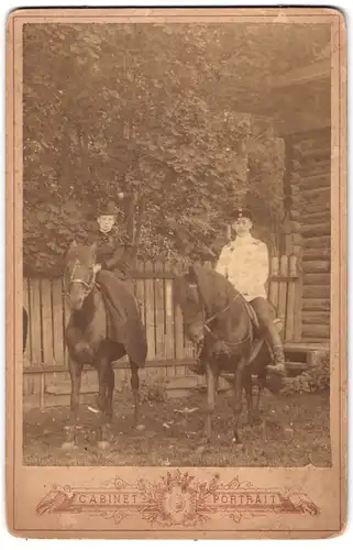 Fotografie unbekannter Fotograf und Ort, Portrait Soldat in Uniform mit seiner Frau auf Pferden