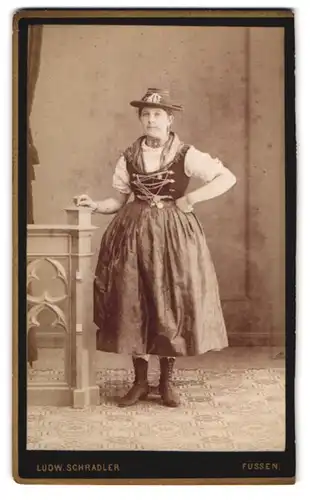Fotografie Ludw. Schradler, Füssen, Portrait jugne Frau in bayrischer Tracht im Atelier