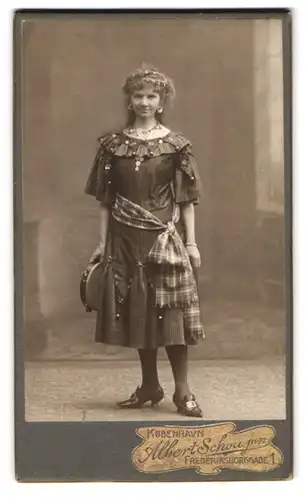Fotografie Albert Schou jun., Kopenhagen, Portrait Dame im Kostüm als Zigeunerin mit Tamburin