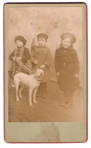Fotografie unbekannter Fotograf und Ort, Portrait drei Kinder mit Ihrem weissen Hund, Uniform