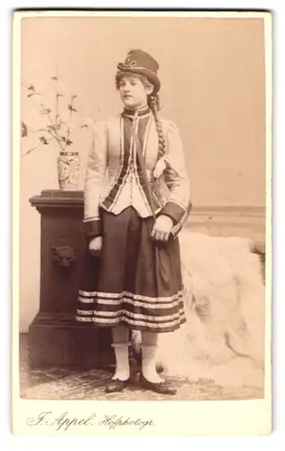 Fotografie F. Appel, Cassel, junge Frau im Kostüm mit langem geflochtenem Zopf