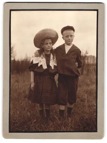 Fotografie unbekannter Fotograf und Ort, Portrait niedliche Kinder Alfred und Henny umarmen sich, erste Liebe
