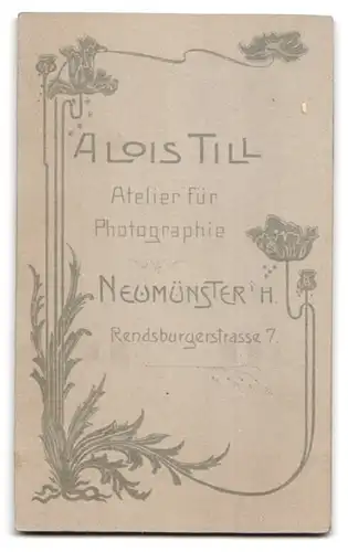 Fotografie Alois Till, Neumünster i. H., kleines Mädchen mit blonden Locken posiert mit Ihrer Puppe im Atelier