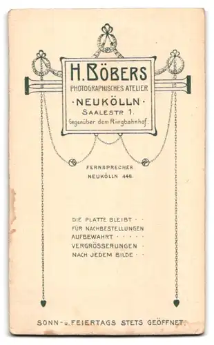 Fotografie Hermann Böbers, Berlin-Neukölln, Saalestr. 1, Portrait kleiner Knabe im Matrosenanzug mit Spielzeug Pferd