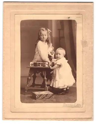 Fotografie Bornee, Ort unbekannt, Portrait niedliche Kinder in weissen Kleidern mit Bausteine zum Lernen