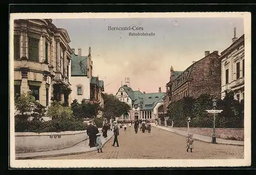 AK Berncastel-Cues, Passanten auf der Bahnhofstrasse