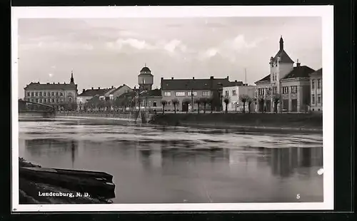 AK Lundenburg, Uferpartie mit Wasserturm