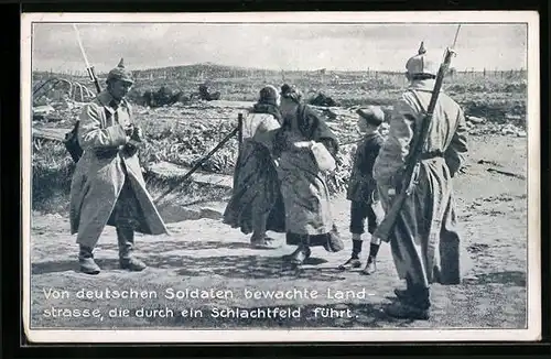 AK Deutschen Soldaten bewachen Landstrasse die durch ein Schlachtfeld führt