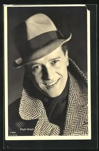 AK Schauspieler Rolf Weih im Mantel mit Hut in die Kamera lächelnd