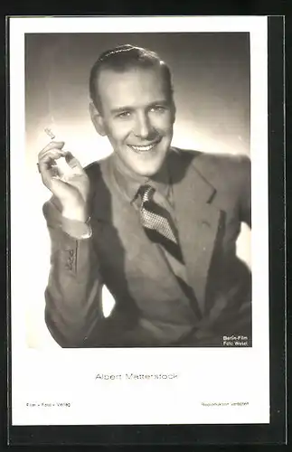 AK Schauspieler Albert Matterstock im Anzug mit Zigarette in die Kamera lächelnd