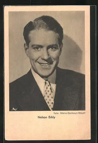 AK Schauspieler Nelson Eddy im Anzug in die Kamera lächelnd