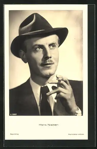 AK Schauspieler Hans Nielsen im Anzug mit Hut Zigarette rauchend