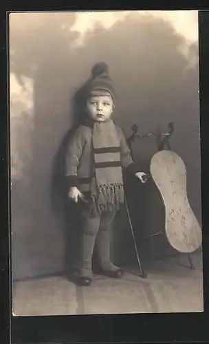 AK Kleiner Junge mit Schlitten