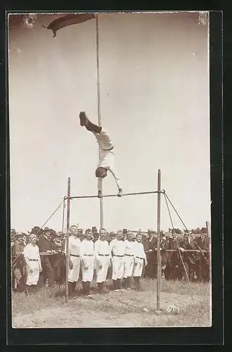 AK Turner am Reck auf dem Sportplatz