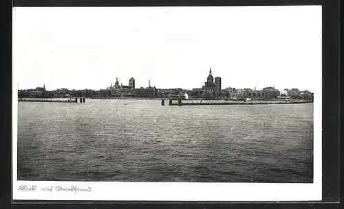 AK Stralsund, Blick vom Wasser zur Stadt