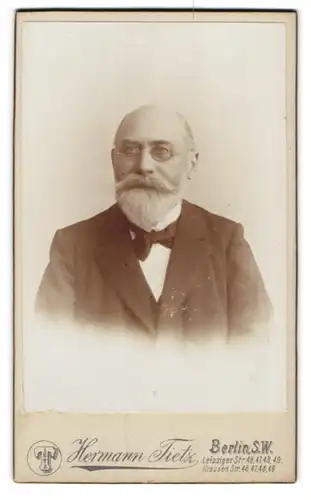 Fotografie Hermann Tietz, Berlin, Leipzigerstr. 46, Portrait stattlicher Herr mit grauem Vollbart