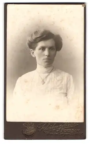 Fotografie Residenz Atelier, Potsdam, Brandenburgerstr. 49-52, Portrait brünette Schönheit mit Herzchen-Kette