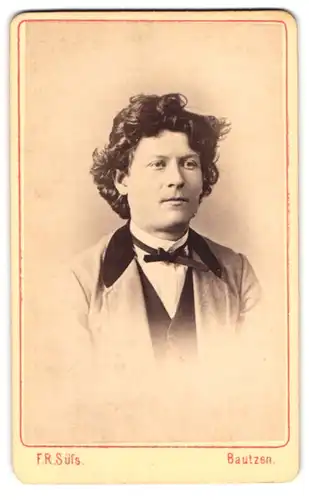 Fotografie F. R. Süss, Bautzen, Tuchmachergasse 668, Portrait junger Mann mit lockigem Haar im Jackett