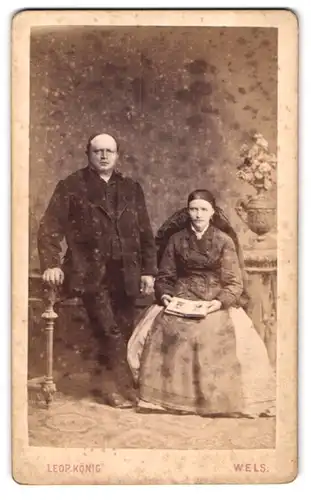 Fotografie Leop. König, Wels, Linzergasse, Portrait eines elegant gekleideten Paares