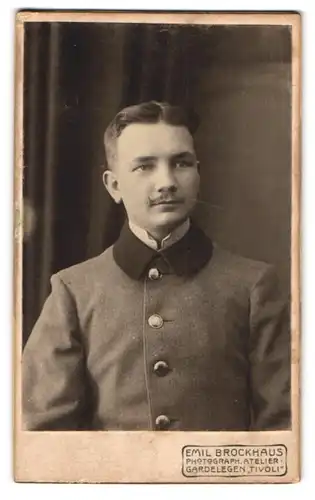 Fotografie Emil Brockhaus, Gardelegen, Portrait junger Mann mit Schnurrbart im Jackett