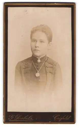 Fotografie G. Diebels, Crefeld, Portrait bildschöne junge Frau mit Brosche und Amulettkette