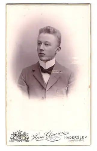 Fotografie Hans Clausen, Haderslev, Jungfernstieg, Portrait blonder Bube im grauen Jackett