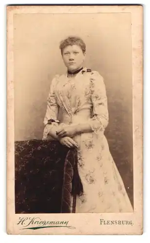 Fotografie H. Kriegsmann, Flensburg, Grosse Str. 75, Portrait bildschönes Fräulein im geblümten Kleid