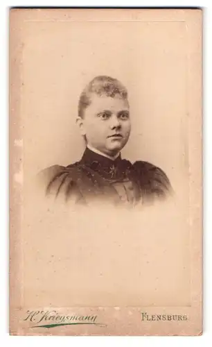 Fotografie H. Kriegsmann, Flensburg, Grosse Str. 75, Portrait blondes Fräulein mit Brosche am Kleiderkragen