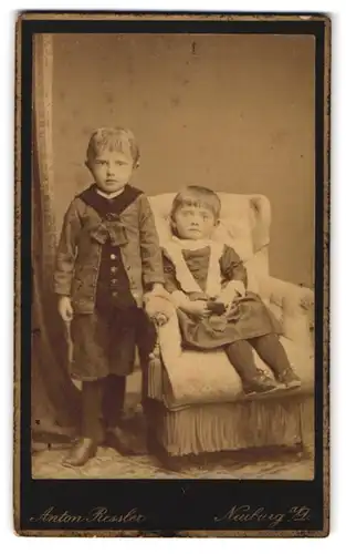 Fotografie Anton Ressler, Neuburg a. D., Portrait niedliches Kinderpaar in eleganter Kleidung
