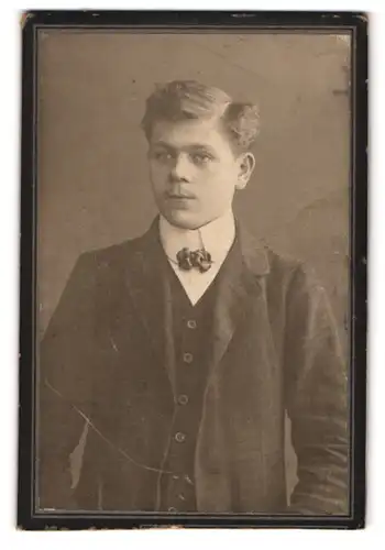 Fotografie F. X. Ostermayr, Eichstätt, Domplatz, Portrait junger Mann mit Fliege im Jackett